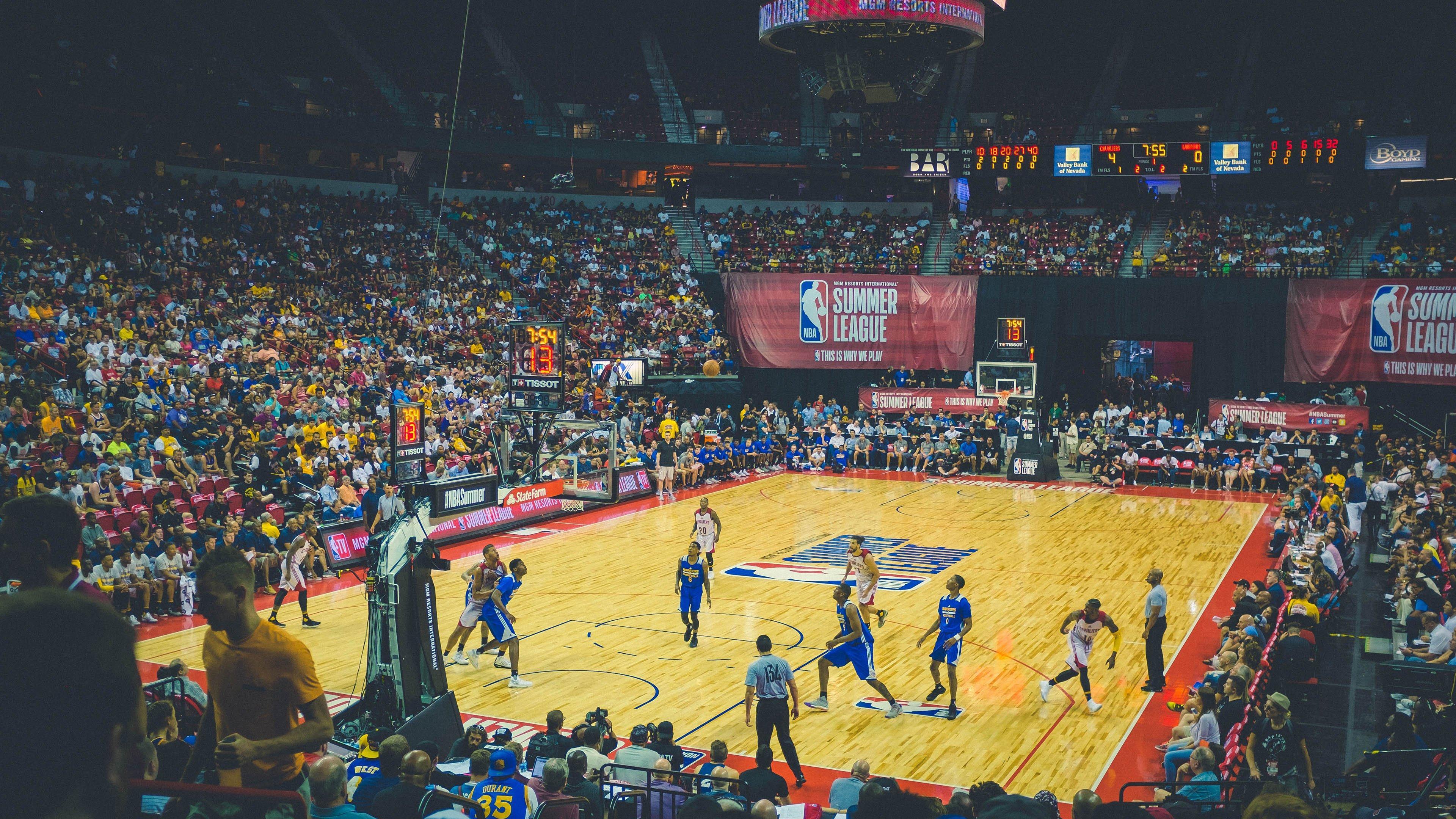 利物浦与横滨水手友谊赛门票售罄，七万球迷齐聚现场见证足球盛宴
